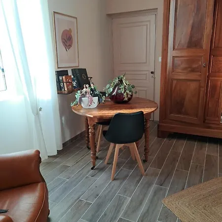La Metairie Au Milieu Des Vignes *